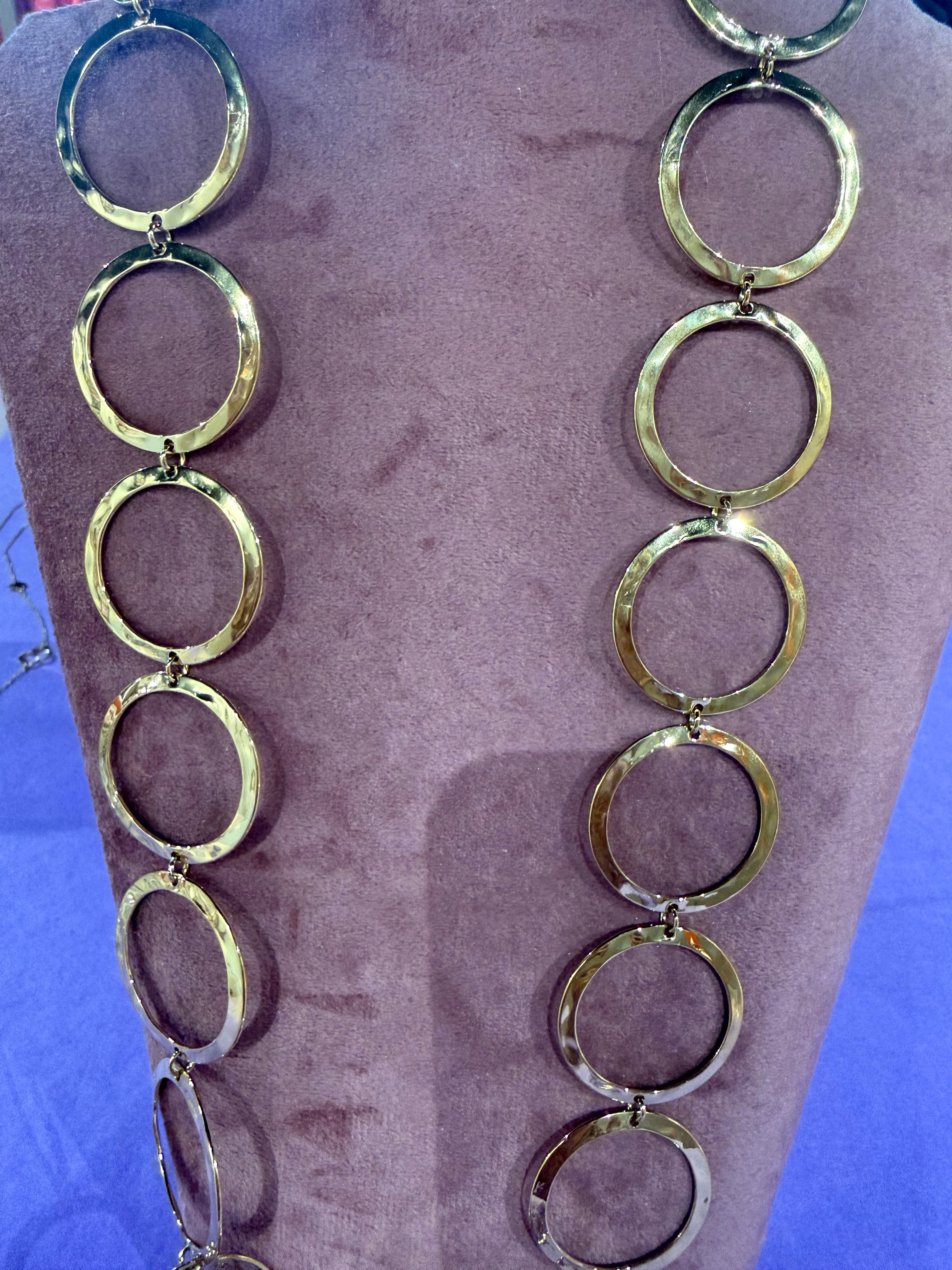 Kette mit langen goldenen Ringen